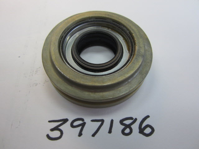 Evinrude Johnson OMC 0397186 - Oil Retainer Housing And Seal