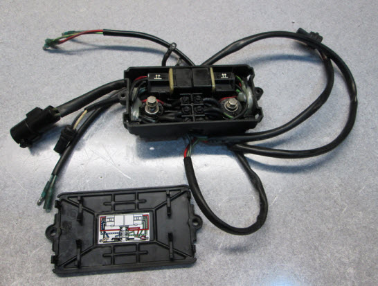 Evinrude Johnson OMC 0584181 - Junction Box & Cover Assembly