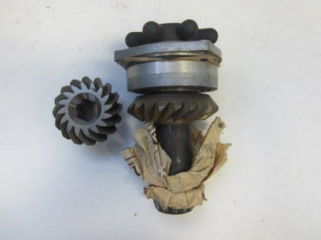 Evinrude Johnson OMC 0982261 - Pinion Gear and Shaft Assembly
