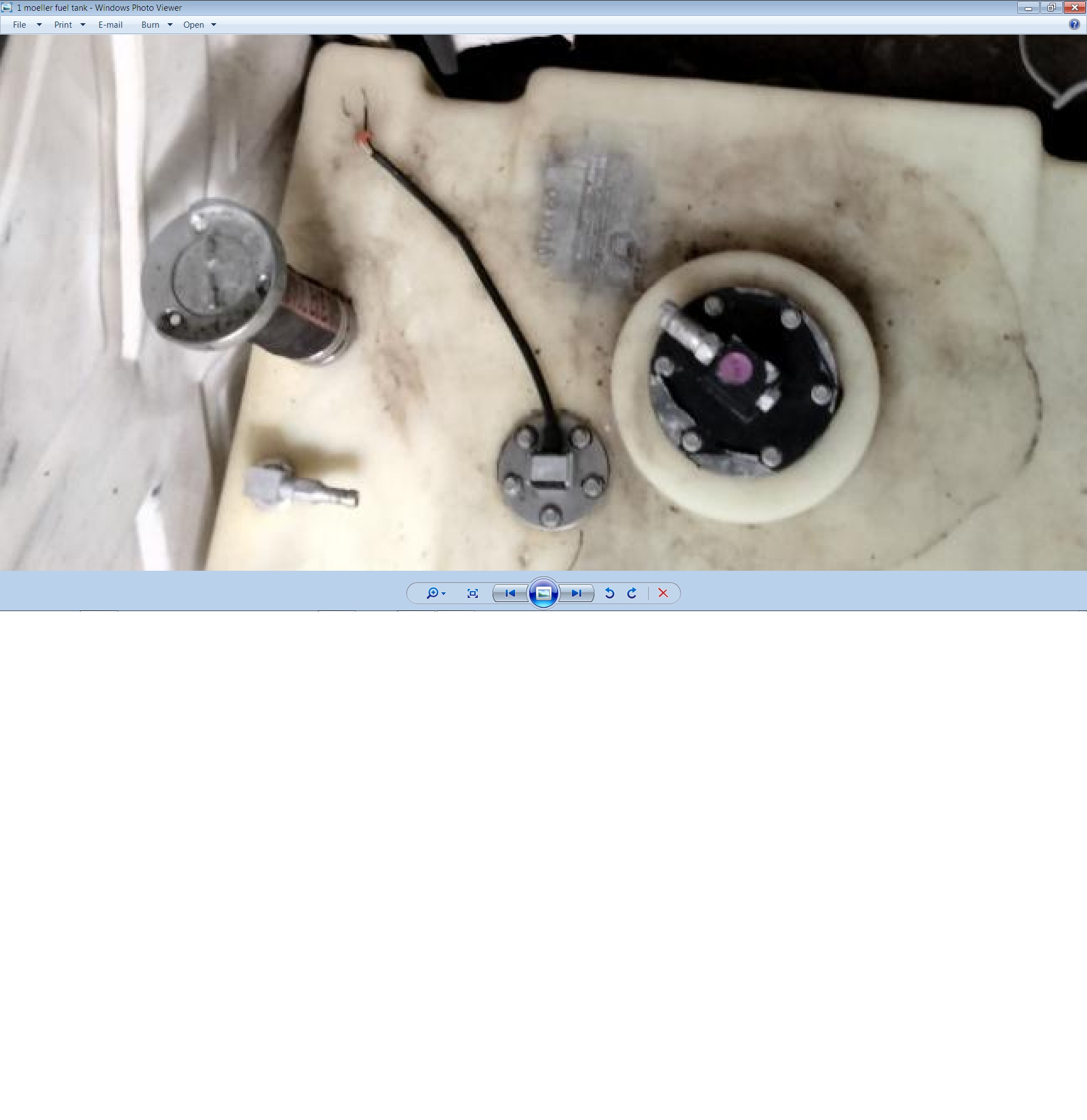 broken fuel cap.jpg