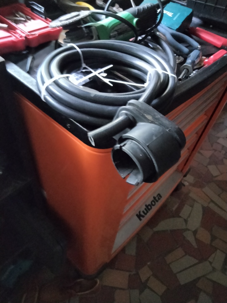 fuel line though rig tube.jpg